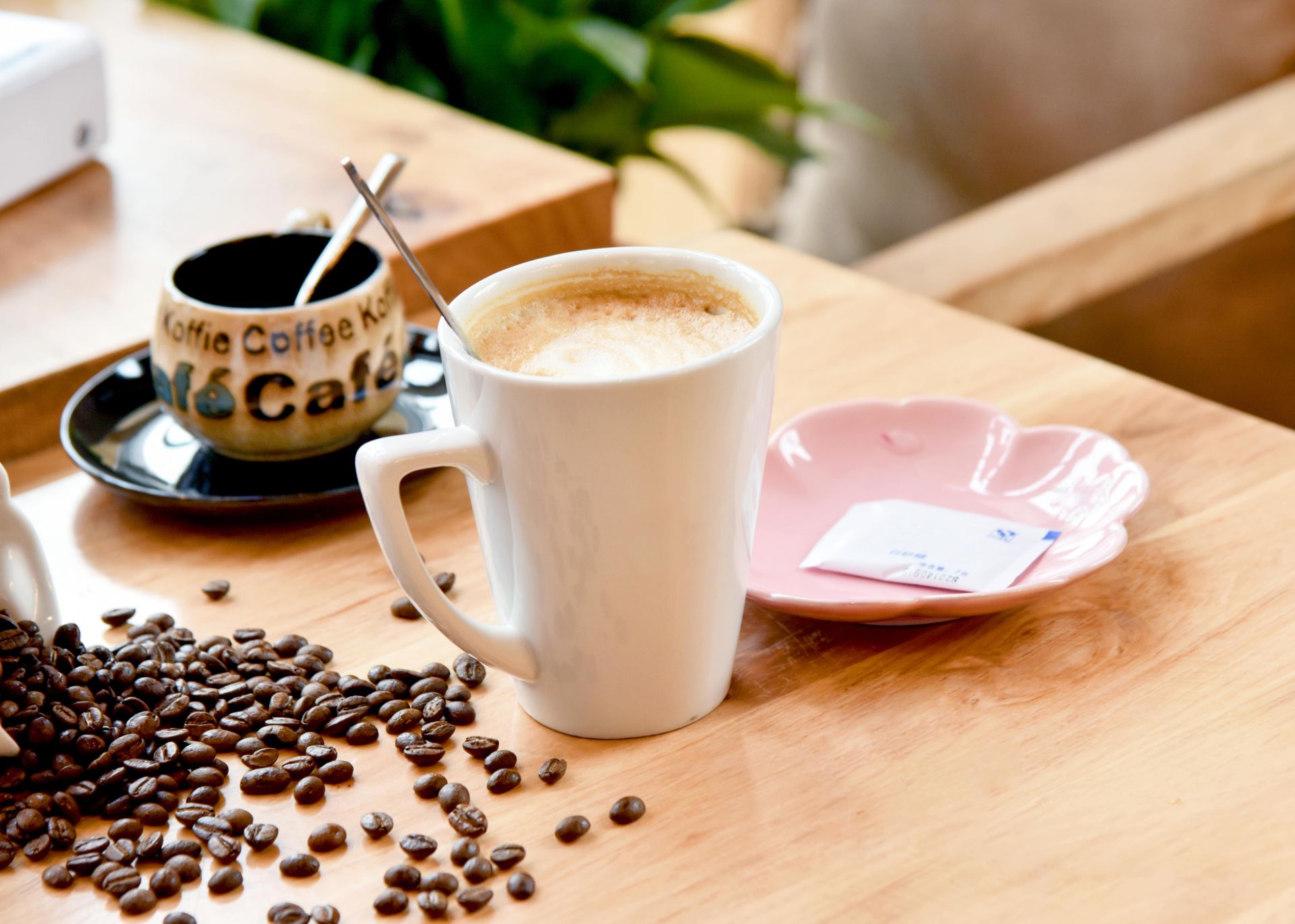 全自動咖啡機輕鬆一鍵，品嚐濃郁好咖啡！